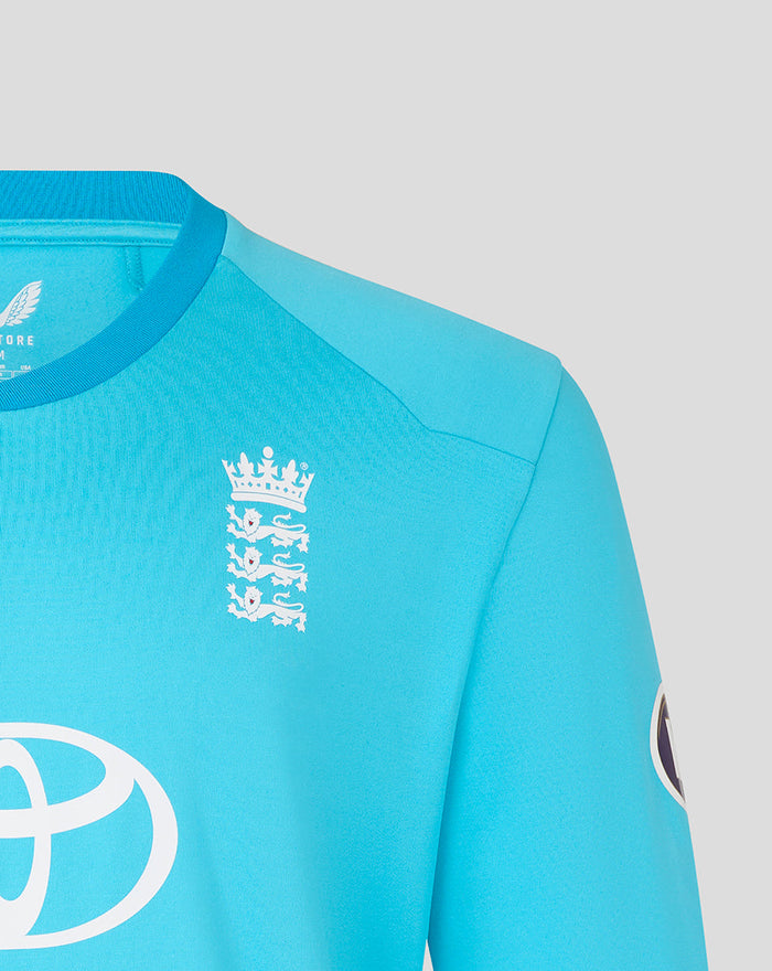 Close-up of Mens 26/27 ODI Sweater in blue with the Three Lions crest on the chest